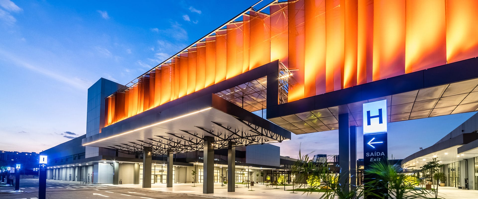 Fachada premium do Transamérica Expo Center em São Paulo ao entardecer