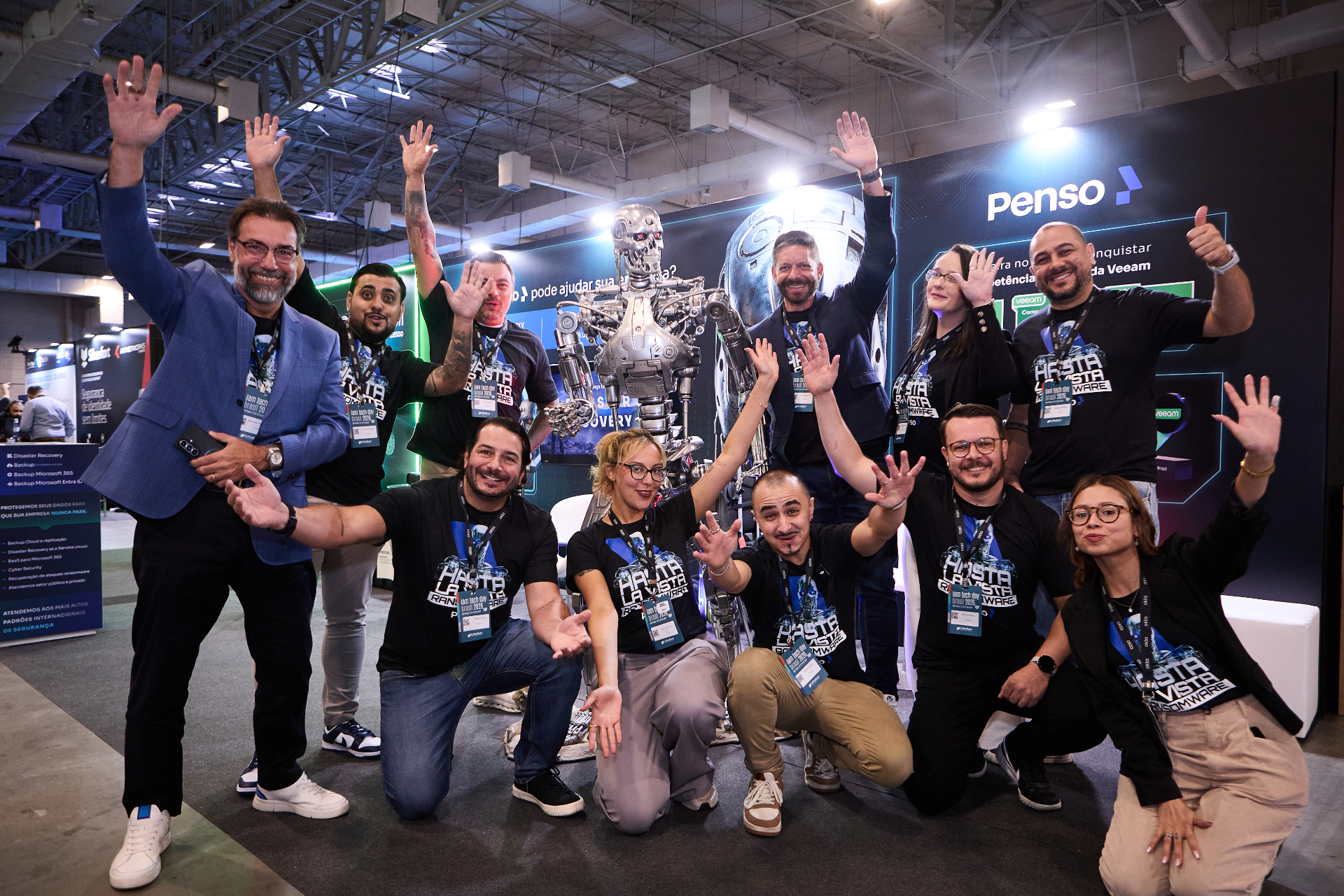 Equipe Penso recebendo visitantes no estande